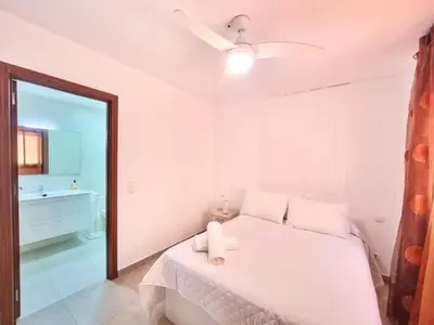 Cama o camas de una habitación en Apartamento con piscina, urbanización privada by AlohaPalma