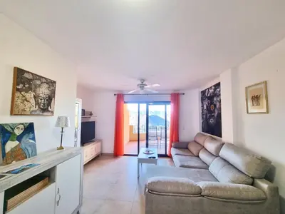Zona de estar de Apartamento con piscina, urbanización privada by AlohaPalma