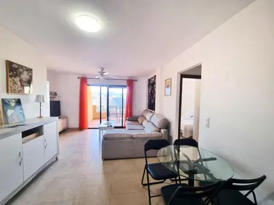 Zona de estar de Apartamento con piscina, urbanización privada by AlohaPalma