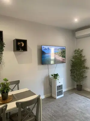 Una televisión o centro de entretenimiento en APARTAMENTO DE LUJO EN LA VERA PLAYa GARRUCHA