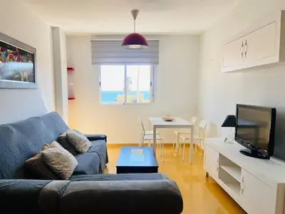 Una televisión o centro de entretenimiento en Apartamento Romanilla Roquetas