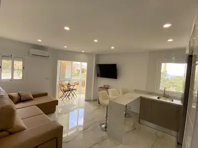 Una televisión o centro de entretenimiento en Apto Aguadulce Sur con Piscina y vistas al Mar