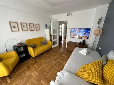 Una televisión o centro de entretenimiento en The Penthouse