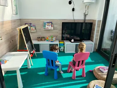 Una televisión o centro de entretenimiento en Ático PalamiRey - 2 terrazas, WIFI, barbacoa, zona especial niños