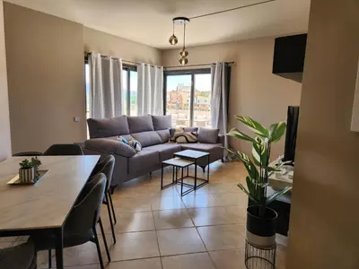 Zona de estar de Ático esquinero con preciosas vistas al Valle del Este Golf con piscina comunitaria!