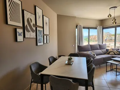 Zona de estar de Ático esquinero con preciosas vistas al Valle del Este Golf con piscina comunitaria!