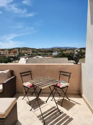 Un balcón o terraza de Ático esquinero con preciosas vistas al Valle del Este Golf con piscina comunitaria!