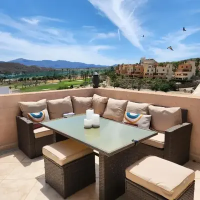 Ático esquinero con preciosas vistas al Valle del Este Golf con piscina comunitaria!