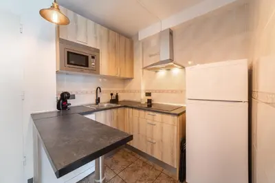Una cocina o zona de cocina en TrendyHomes Gaviotas, playa a un par de minutos andando y aire acondicionado