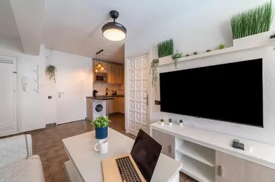 Una televisión o centro de entretenimiento en TrendyHomes Gaviotas, playa a un par de minutos andando y aire acondicionado