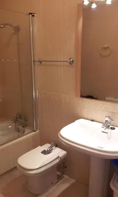 Un baño de Bonitas vistas al mar y a la montaña