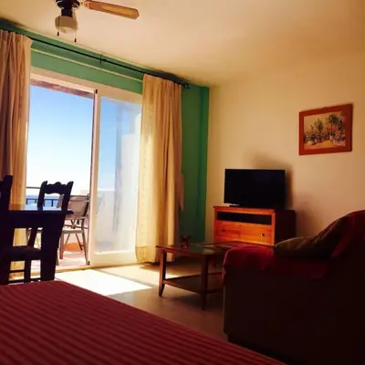 Una televisión o centro de entretenimiento en Apartamento ático naturista en Vera Playa Almeria