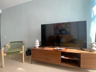 Una televisión o centro de entretenimiento en Pura Vida