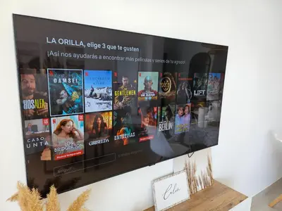 Una televisión o centro de entretenimiento en La Orilla