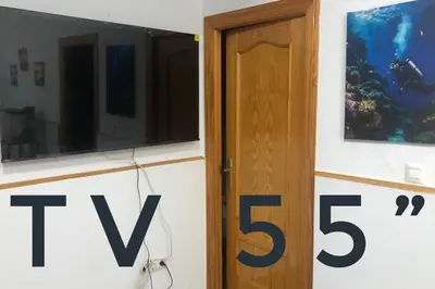 Una televisión o centro de entretenimiento en Casa Soto -Ubicacion privilegiada-Aparcamiento en tu puerta y acceso rapido a Servicios- Playas y Lugares de Interes- Netflix-Disney Plus-Prime-Full Sports TV