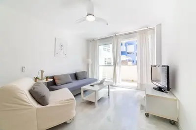 Una televisión o centro de entretenimiento en TrendyHomes Marina Golf