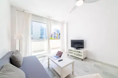 Una televisión o centro de entretenimiento en TrendyHomes Marina Golf