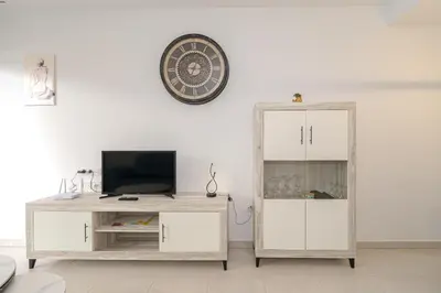 Una televisión o centro de entretenimiento en Esquinita