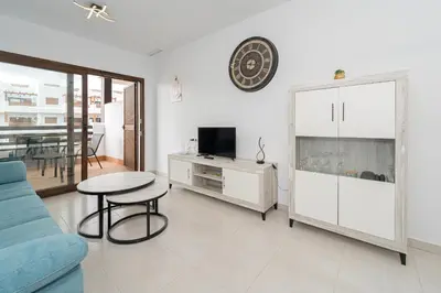 Una televisión o centro de entretenimiento en Esquinita