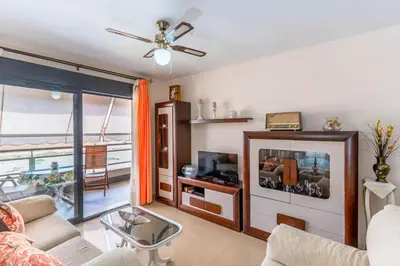 Una televisión o centro de entretenimiento en Apartamento familiar, a 5 min de la playa, piscina, terraza, WiFi alta velocidad, mascotas bienvenidas y parking