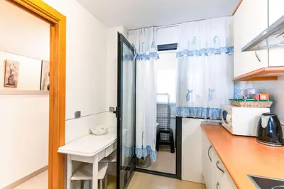 Una cocina o zona de cocina en Apartamento familiar, a 5 min de la playa, piscina, terraza, WiFi alta velocidad, mascotas bienvenidas y parking