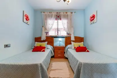Cama o camas de una habitación en Apartamento familiar, a 5 min de la playa, piscina, terraza, WiFi alta velocidad, mascotas bienvenidas y parking