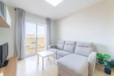 Una televisión o centro de entretenimiento en TrendyHomes Buenavista Paseo Marítimo