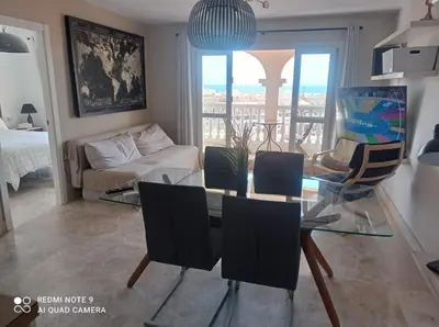 Una televisión o centro de entretenimiento en Apartamento de Calidad en Almerimar con Excelente Vista al Mar y buena Ubicacion