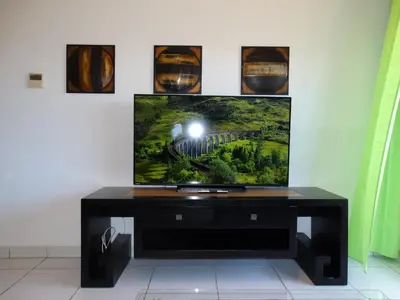 Una televisión o centro de entretenimiento en ÁTICO NUEVO VERA SOLARiUM URBANIZACION A PIE DE PLAYA