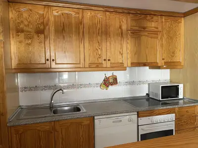 Una cocina o zona de cocina en ATICO VERAMAR 5 JUNTO A LA PLAYA WiFi-SMART-TV