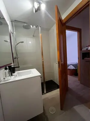 Un baño de Precioso Apto al lado del mar