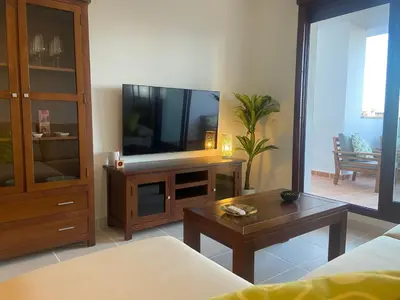 Una televisión o centro de entretenimiento en Precioso Apartamento en Vera Playa