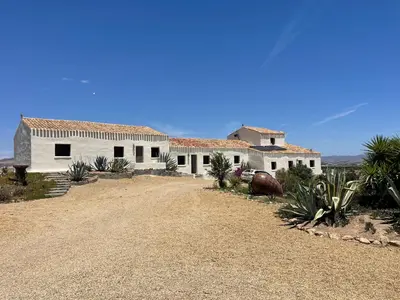Edificio en el que se encuentra el hostal o pensión