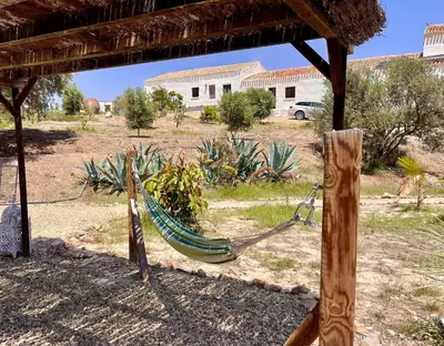 Jardín al aire libre en MiLuna Oasis Suites