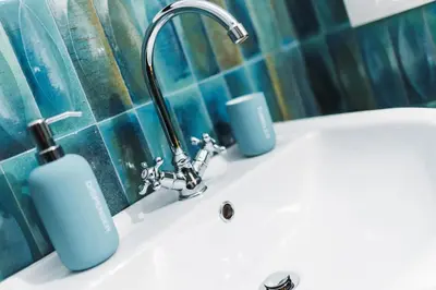 Un baño de Cuevas de Kabila