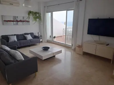 Una televisión o centro de entretenimiento en Ático 180 vistas al mar Mojacar