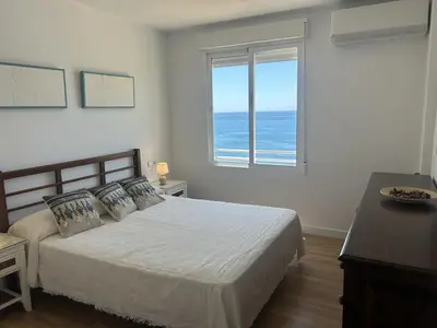 Cama o camas de una habitación en DELICIAS PLAYA, frente al mar con parking incluido