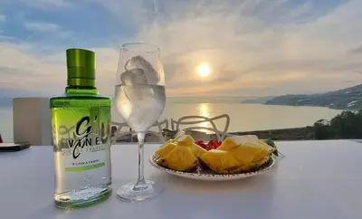 Bebidas en Vistas al Mediterraneo by ASH