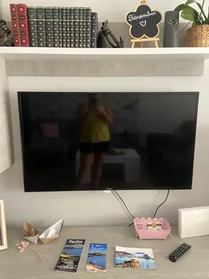 Una televisión o centro de entretenimiento en 