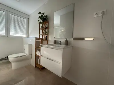 Un baño de Tokyo Rooms Los Genoveses Habitacion PREMIUM con baño privado
