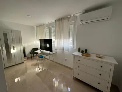 Una televisión o centro de entretenimiento en Tokyo Rooms Los Genoveses Habitacion PREMIUM con baño privado