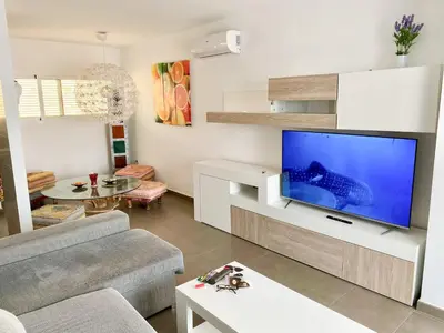 Una televisión o centro de entretenimiento en Candela Atico con piscina compartida