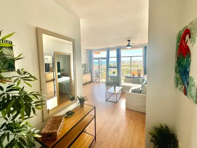 Zona de estar de VIVE la PLAYA a 5 min con VISTAS-PISCINA-AIRE ACONDICIONADO-VENTILADORES DE TECHO-WIFI-Orientacion Sur