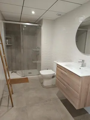 Un baño de Piso en Primera línea de playa