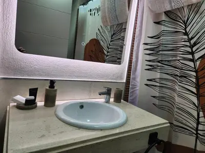 Un baño de Bajo con vistas a la piscina en Valle del Este Golf