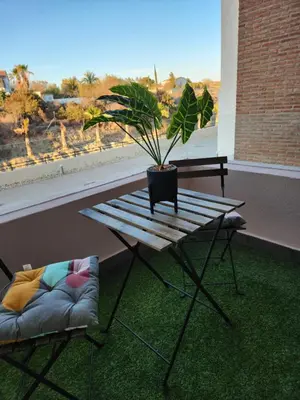 Zona de estar de Bajo con vistas a la piscina en Valle del Este Golf