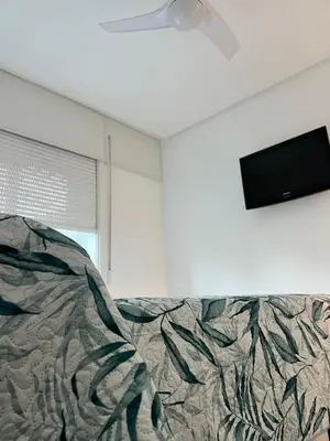 Una televisión o centro de entretenimiento en Apartamento en primera linea de playa