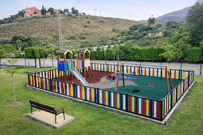 Zona de juegos infantil en Apartamento Califato 5