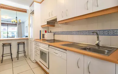 Una cocina o zona de cocina en 2 Bedroom Cozy Apartment In Vera