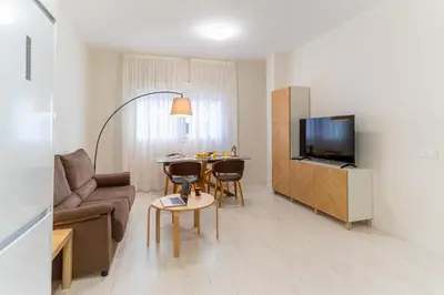 Una televisión o centro de entretenimiento en TrendyHomes City Center